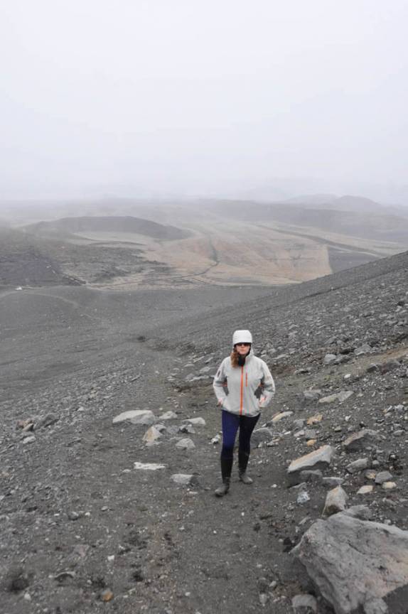 Em meio à neblina, caminhando até o alto de Hverfjall, uma antiga cratera vulcânica em Myvatn, no norte da Islândia